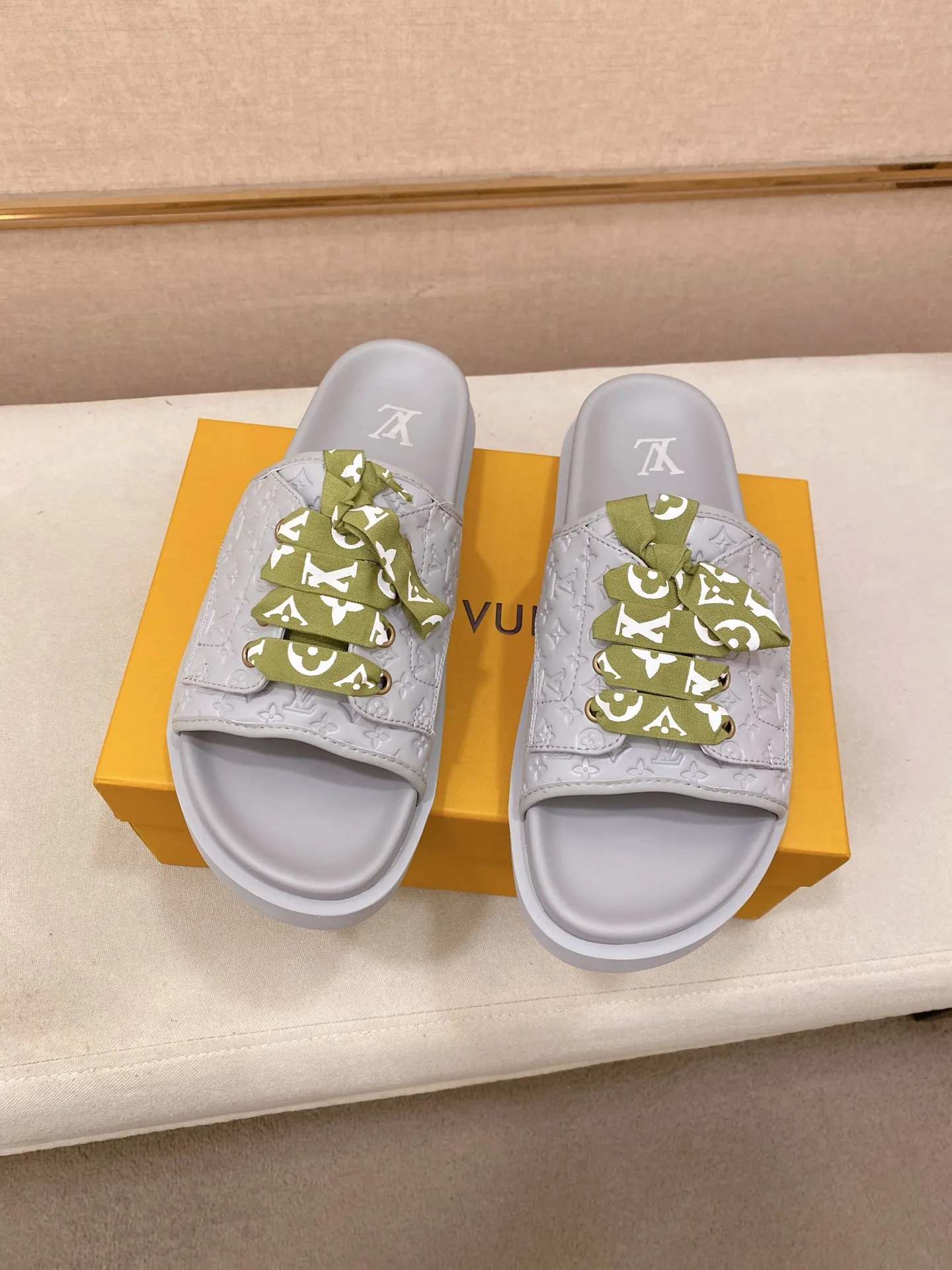 Men's shoes 💰: 340💰Made by LV🔍Top purchasing agents. Men's spring and summer slippers are available at the same counter. The uppers are imported cowhide from Italy, with logo graphics and high-quality craftsmanship. Soles: original soles specially provided by the original factory. Exclusive movable molded soles are super comfortable. Original goods follow orders. 🔍🔍High quality. You can enter and exit the counter at will. Welcome to compare. Size 38-44.